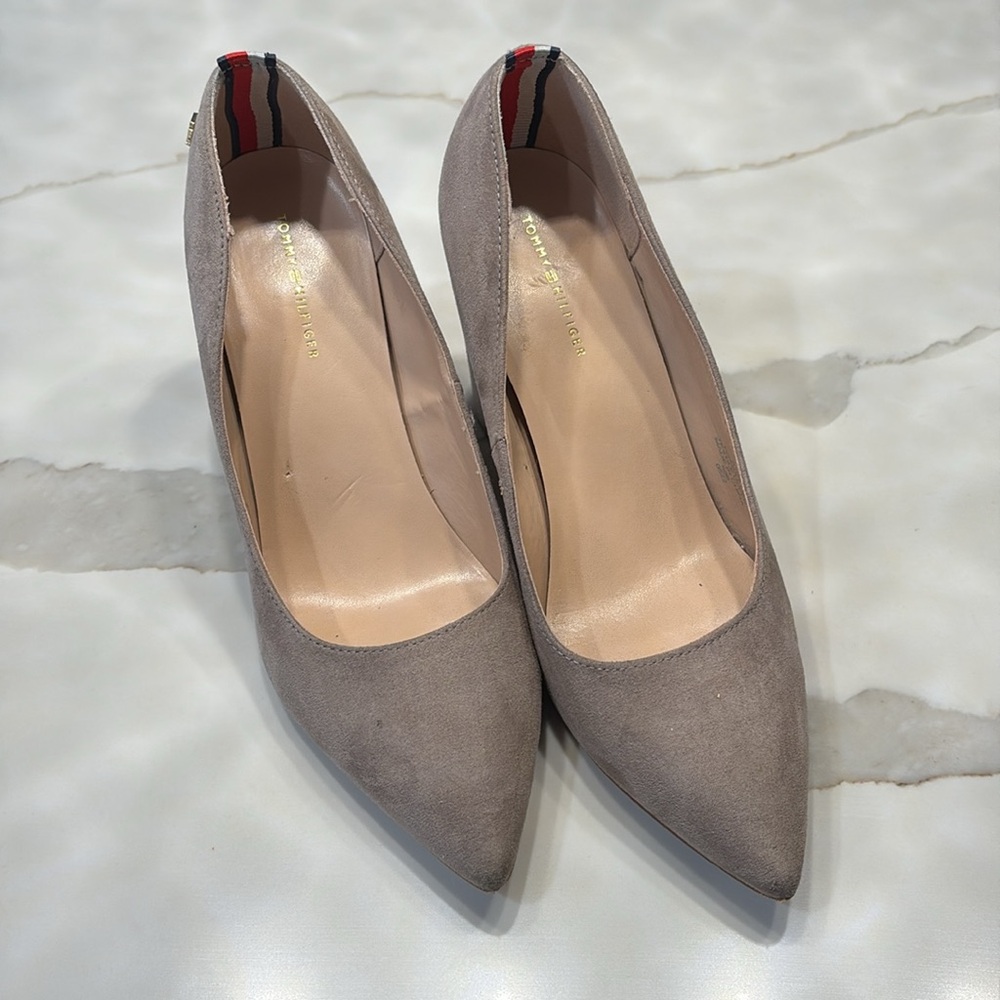 Tommy HilfigerTan Heels with Pointed Toe Design